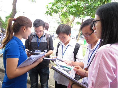 Ứng vi&ecirc;n t&igrave;m việc tại ng&agrave;y hội việc l&agrave;m ở TP HCM