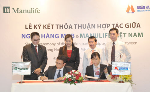 Đại diện Manulife Việt Nam v&agrave; MHB c&ugrave;ng k&yacute; kết thỏa thuận hợp t&aacute;c