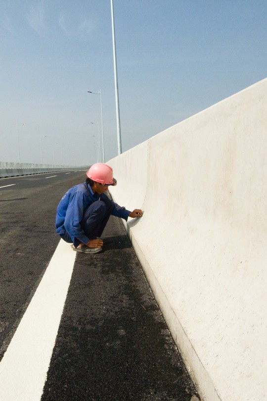 
	C&ocirc;ng t&aacute;c x&acirc;y dựng cơ bản ho&agrave;n th&agrave;nh, c&ocirc;ng nh&acirc;n chỉ tập trung ho&agrave;n thiện về mặt mỹ thuật cho tuyến đường