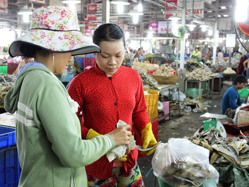 Chợ mở từ s&aacute;ng đến chiều tối lu&ocirc;n tấp nập người mua, kẻ b&aacute;n.