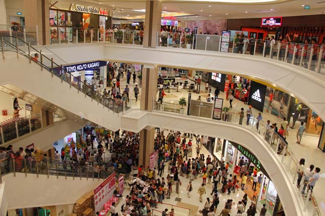 C&agrave;ng về trưa th&igrave; lượng kh&aacute;ch k&eacute;o về đ&acirc;y c&agrave;ng nhiều. Chị Phương Oanh, một nh&acirc;n vi&ecirc;n văn ph&ograve;ng, chia sẻ: Tranh thủ giờ nghỉ trưa, anh chị em trong c&ocirc;ng ty đ&atilde; rủ nhau ra mua sắm giảm gi&aacute; nh&acirc;n dịp khai trương.