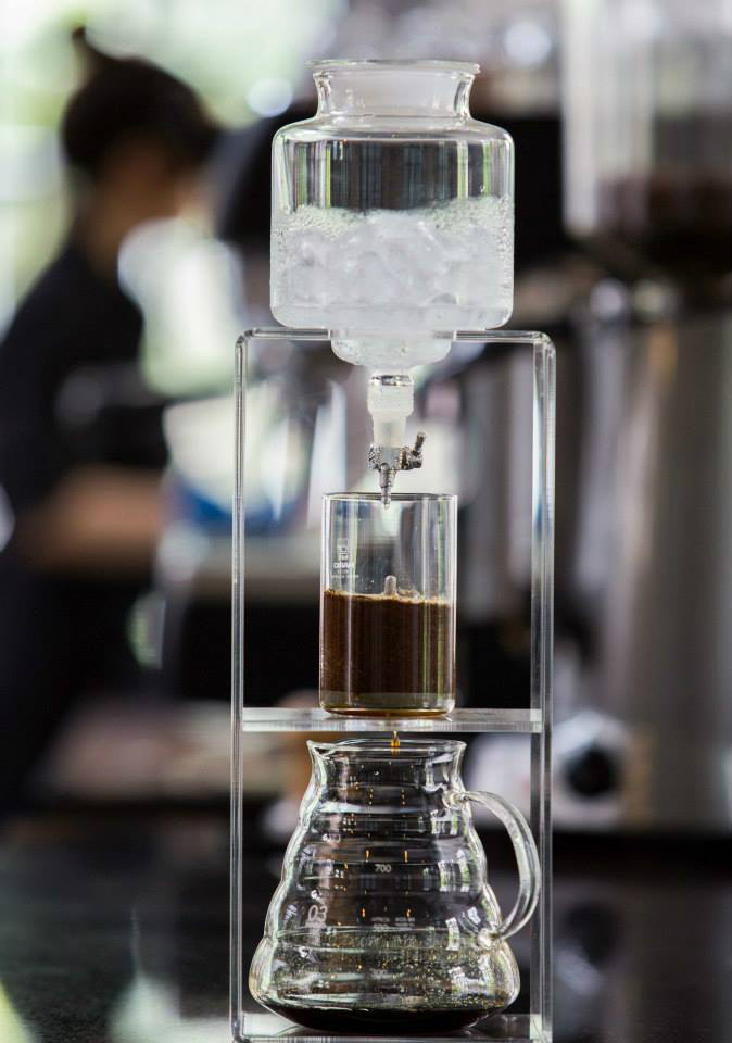 Pha c&agrave; ph&ecirc; bằng bộ lọc Cold drip đ&ograve;i hỏi rất nhiều thời gian, c&oacute; khi l&ecirc;n tới v&agrave;i giờ.
