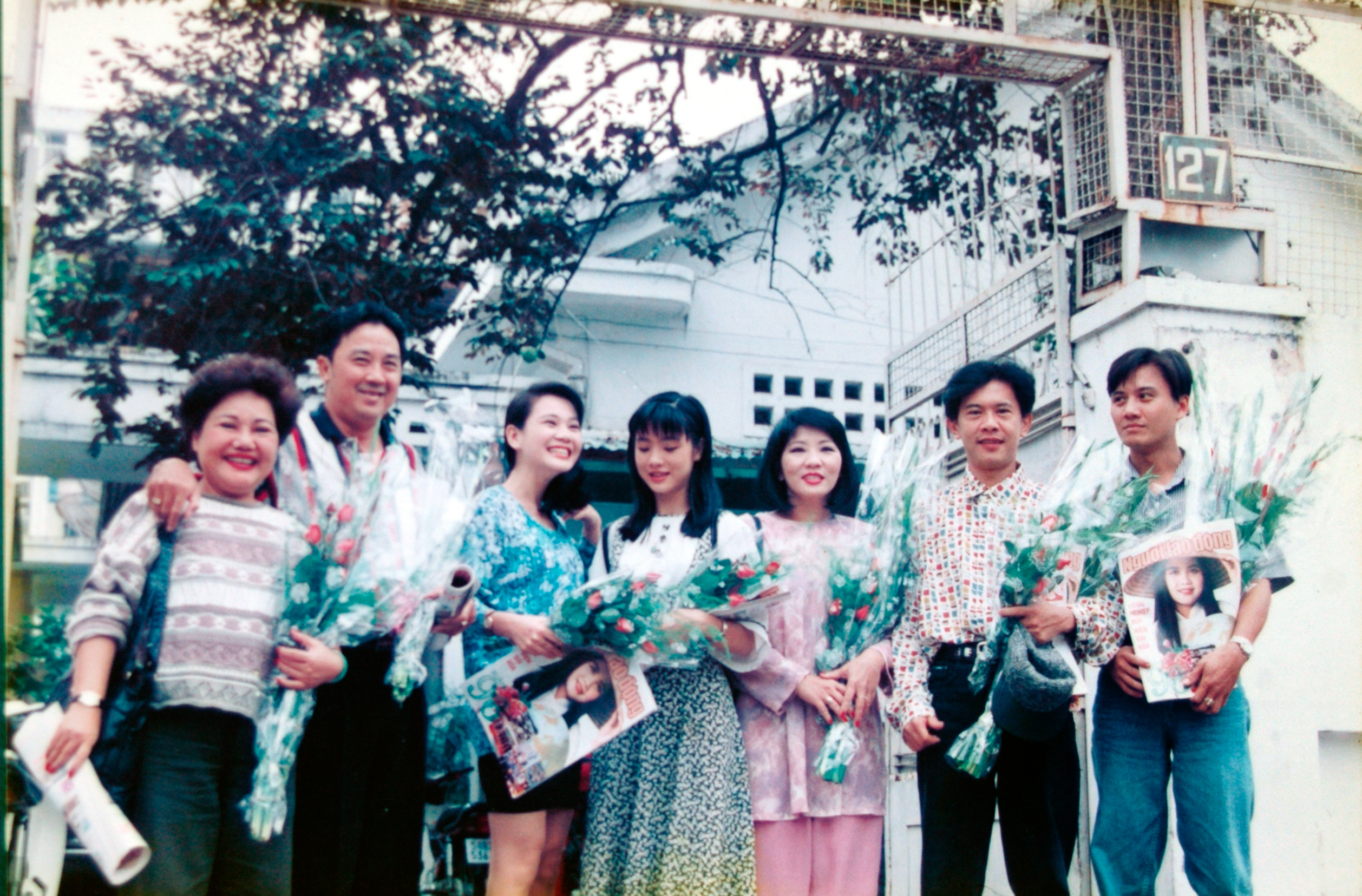 L&ecirc; C&ocirc;ng Tuấn Anh (b&igrave;a phải) b&ecirc;n cạnh c&aacute;c nghệ sĩ kh&aacute;c tại t&ograve;a soạn B&aacute;o Người Lao Động