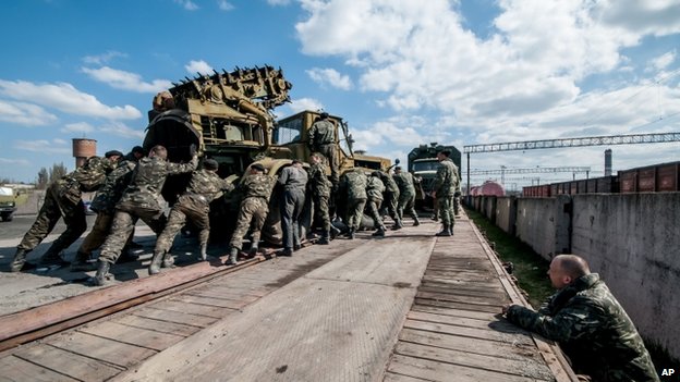 L&iacute;nh Nga ở Crimea trả lại kh&iacute; t&agrave;i qu&acirc;n sự cho Ukraine. Ảnh: AP