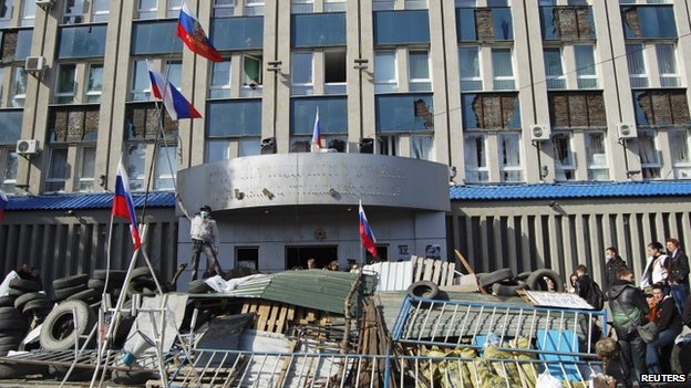 Trụ sở cơ quan an ninh Ukraine tại TP Luhansk vẫn bị chiếm đ&oacute;ng. Ảnh: Reuters