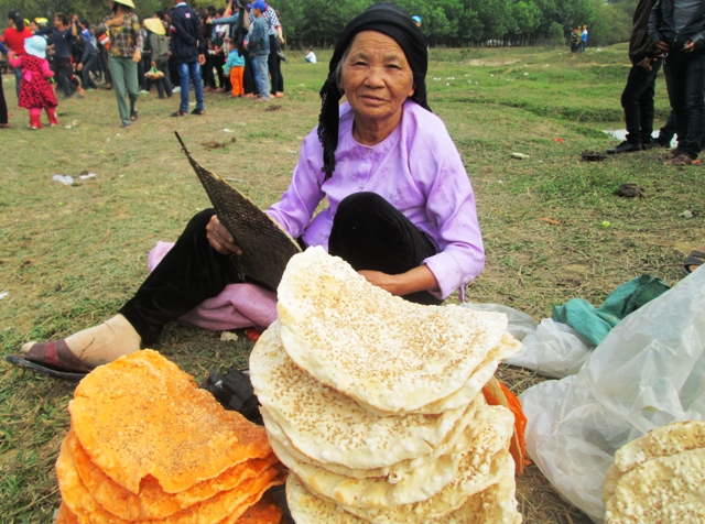 B&aacute;nh đa gấc l&agrave; một trong những m&oacute;n được b&aacute;n nhiều ở chở, v&igrave; theo người d&acirc;n ăn b&aacute;nh đa gấc l&agrave;m ăn bu&ocirc;n b&aacute;n sẽ lu&ocirc;n gặp vận đỏ
