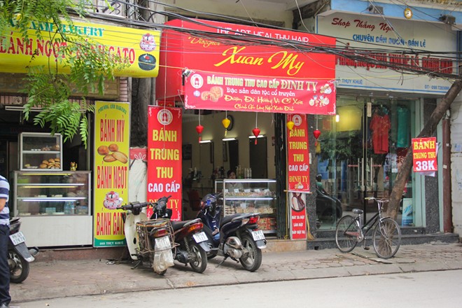 Ngay gần đ&oacute; l&agrave; c&aacute;c tiệm b&aacute;nh trung thu cao cấp, được treo bảng gi&aacute; 38.000 đồng/chiếc, rẻ hơn b&aacute;nh trung thu Bảo Phương nhưng vẫn trong t&igrave;nh trạng vắng như ch&ugrave;a b&agrave; đanh.