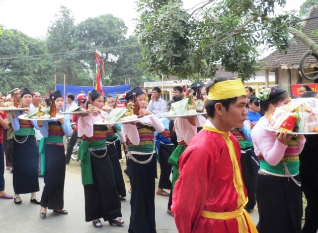 Lễ vật được chuẩn bị chu đ&aacute;o để d&acirc;ng l&ecirc;n thần rắn, thần c&aacute;
