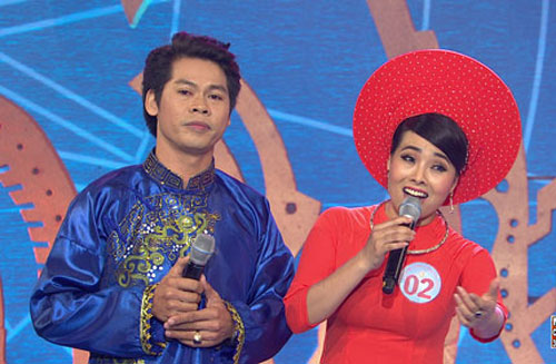 Th&iacute; sinh Nguyễn Thị L&yacute; song ca với nghệ sĩ  V&otilde; Th&agrave;nh Ph&ecirc;. (Ảnh do ban tổ chức cung cấp)