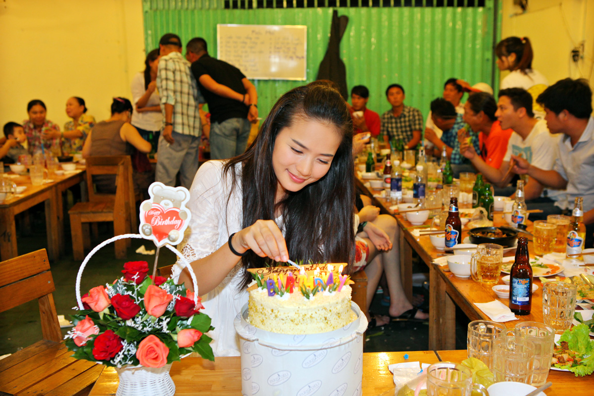 Phan Như Thảo cắt b&aacute;nh kem mừng sinh nhật lần thứ 27