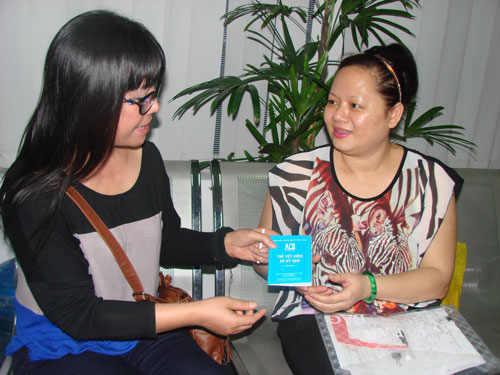 Ánh Tuyết trao sổ tiết kiệm cho con gái cố nhạc sĩ Thanh Bình
