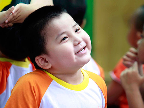 Nụ cười hồn nhi&ecirc;n của học sinh Trường Gi&aacute;o dục chuy&ecirc;n biệt Khai Tr&iacute;, TP HCM Ảnh: HO&Agrave;NG TRIỀU