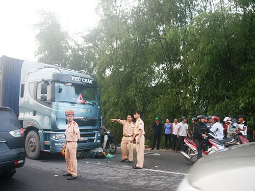 Hiện trường vụ tai nạn khiến vợ chồng cụ Nguyễn Thái tử vong hôm 3-12 Ảnh: TRẦN THƯỜNG