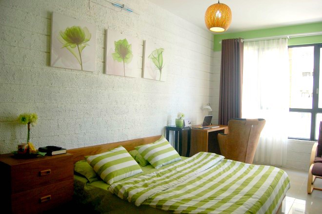 Bộ drap giường v&agrave; những bức tranh treo tường được phối theo t&ocirc;ng m&agrave;u xanh l&aacute; chủ đạo. M&agrave;u trắng từ chiếc r&egrave;m cửa v&agrave; tường phối theo phong c&aacute;ch nhẹ nh&agrave;ng đem đến cảm gi&aacute;c thư gi&atilde;n.