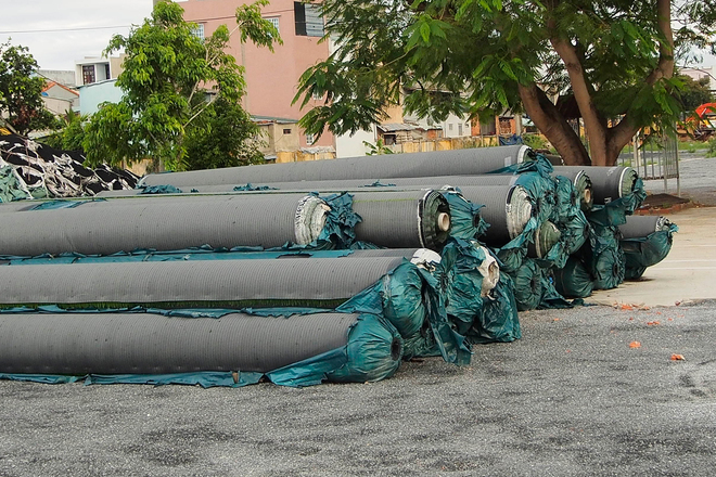 ... đến những cuộn cỏ nh&acirc;n tạo phục vụ cho s&acirc;n b&oacute;ng cũng nằm bất động, hư hại.