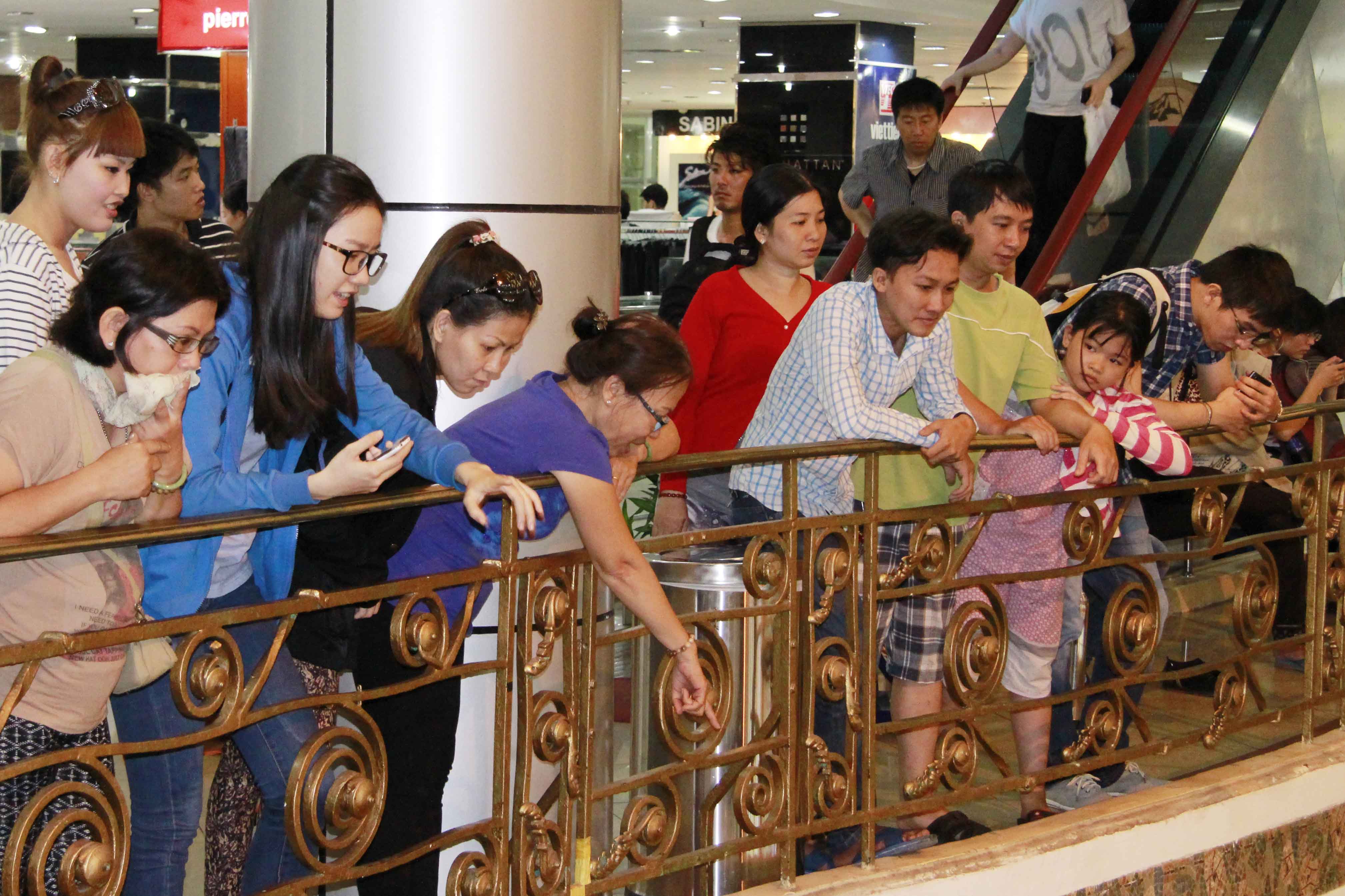 Nhiều người cho biết kh&ocirc;ng phải đến để mua sắm m&agrave; đơn gi&agrave;n chỉ để tận hưởng ch&uacute;t về k&yacute; ức trước khi thương x&aacute; Tax đ&oacute;ng cửa