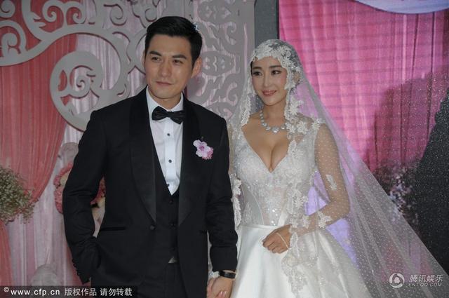 Nghiêm Khoan tươi rói bên cô dâu quyến rũ