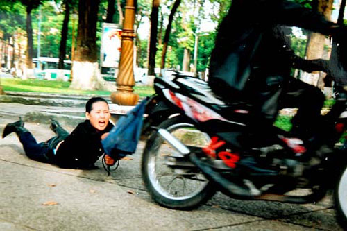 Vờ hỏi đường, cướp xe máy