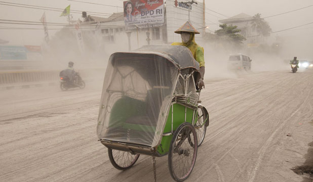 Núi lửa Indonesia “tỉnh giấc”, 2 người thiệt mạng