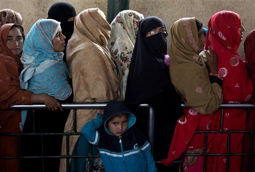 Cô gái Pakistan bị cưỡng hiếp tập thể và treo xác trên cây