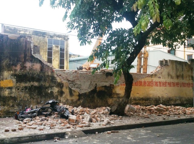 Thi công ẩu, tường sập đè lên người 1 phụ nữ