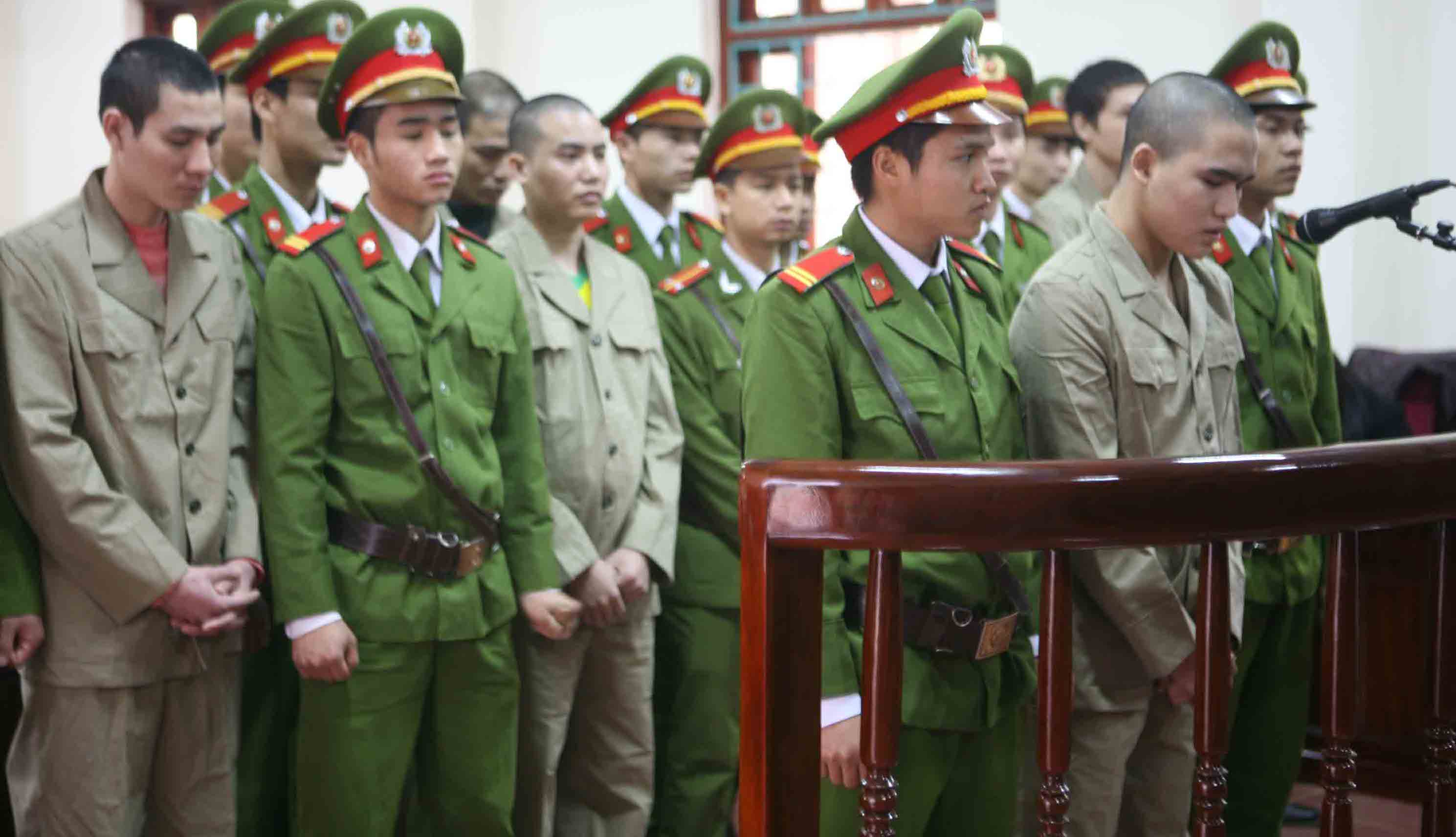 C&aacute;c bị c&aacute;o đứng trước v&agrave;nh m&oacute;ng ngựa