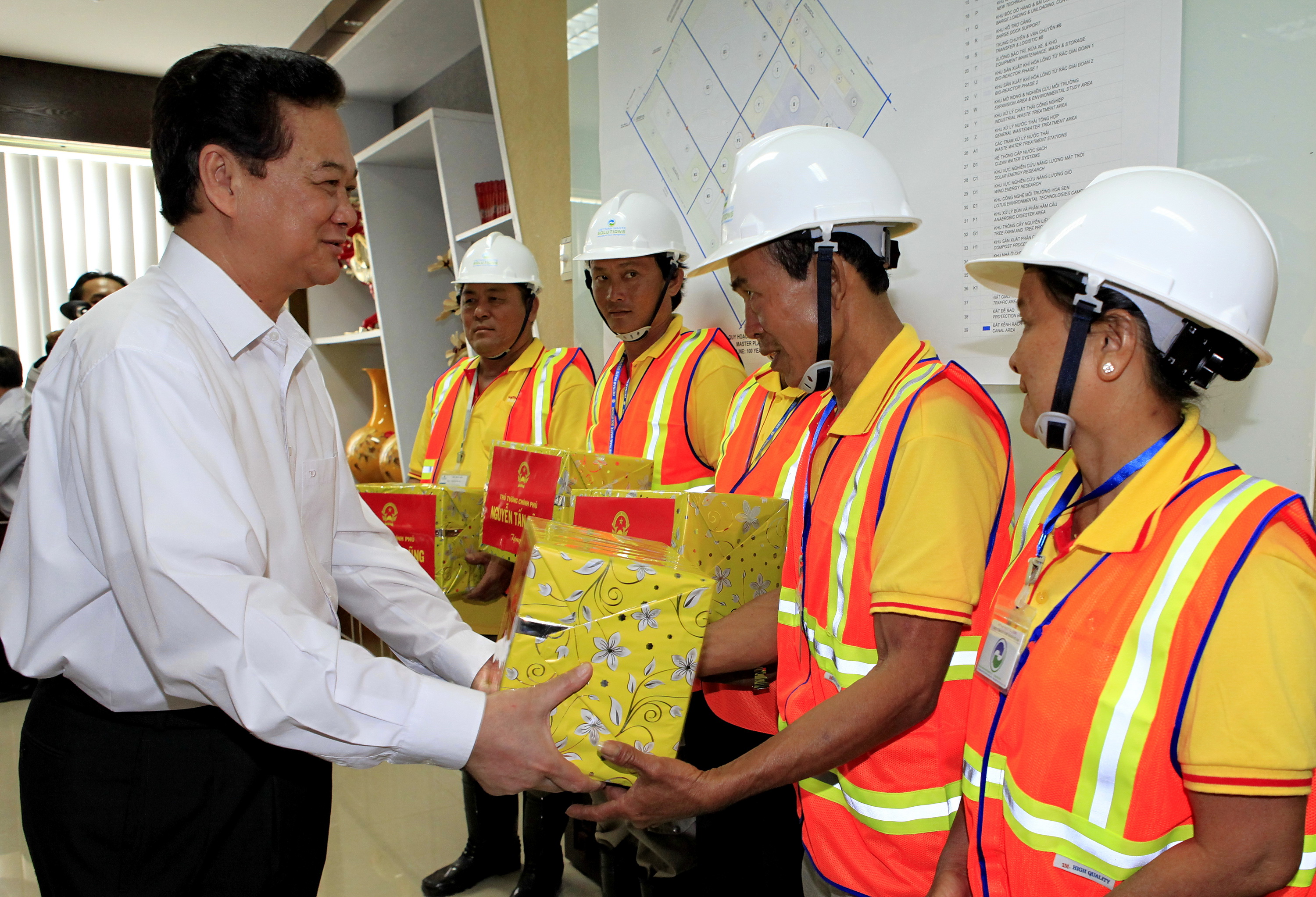 Thủ tướng Nguyễn Tấn Dũng đ&atilde; tặng qu&agrave; Tết cho c&ocirc;ng nh&acirc;n Khu li&ecirc;n hợp xử l&yacute; chất thải rắn Đa Phước