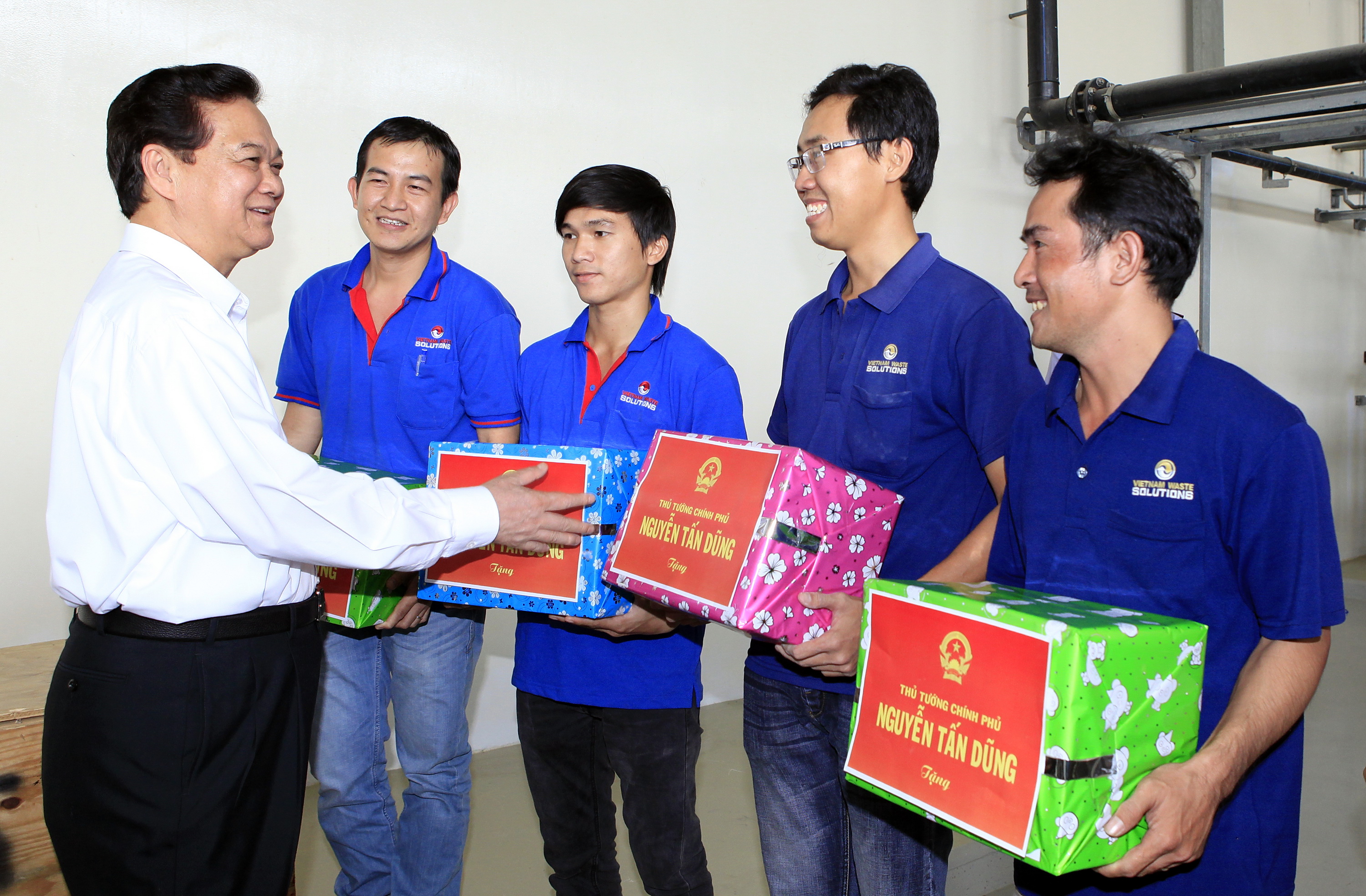 Thủ tướng Nguyễn Tấn Dũng động vi&ecirc;n v&agrave; tặng qu&agrave; Tết cho c&ocirc;ng nh&acirc;n Khu li&ecirc;n hợp xử l&yacute; chất thải rắn Đa Phước