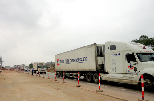 Quốc lộ 1 A, đoạn qua huyện Cẩm Xuy&ecirc;n bị &aacute;ch tắc gần 10 km trong nhiều giờ