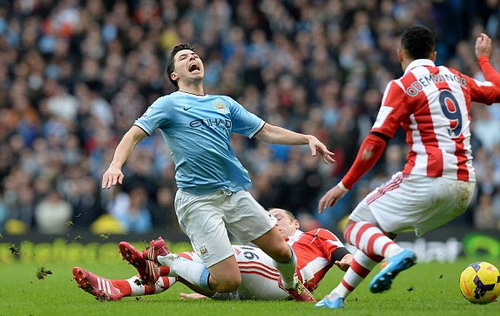 Man City gặp kh&oacute; khăn trước Stoke City thi đấu đầy quyết t&acirc;m