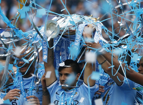 Sergio Aguero n&acirc;ng cao c&uacute;p v&ocirc; địch