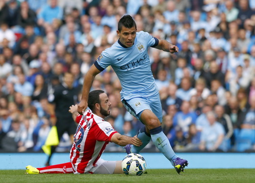 Aguero tranh chấp b&oacute;ng với Wilson
