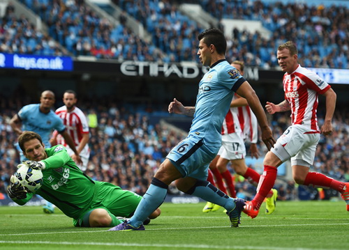 H&agrave;ng thủ Stoke City chơi chắc chắn, l&agrave;m nản l&ograve;ng c&aacute;c ch&acirc;n s&uacute;t Man City