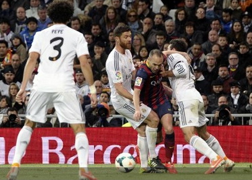 Alonso truy cản Iniesta trong v&ograve;ng cấm