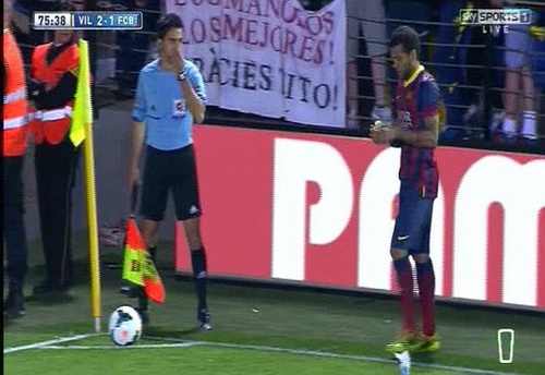 Alves ăn chuối để phản ứng khán giả quá khích