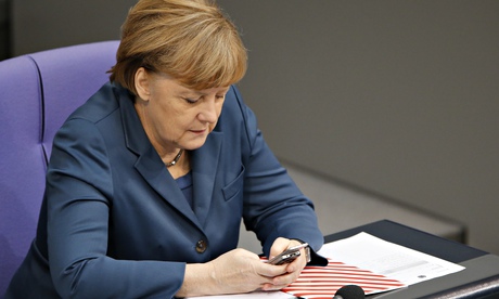 Bà Angela Merkel với Nokia 6260 nắp trượt. Ảnh: Reuters