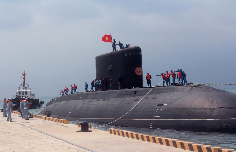 L&aacute; cờ Tổ quốc tung bay tr&ecirc;n đ&agrave;i chỉ huy T&agrave;u ngầm TP Hồ Ch&iacute; Minh tại qu&acirc;n cảng Cam Ranh