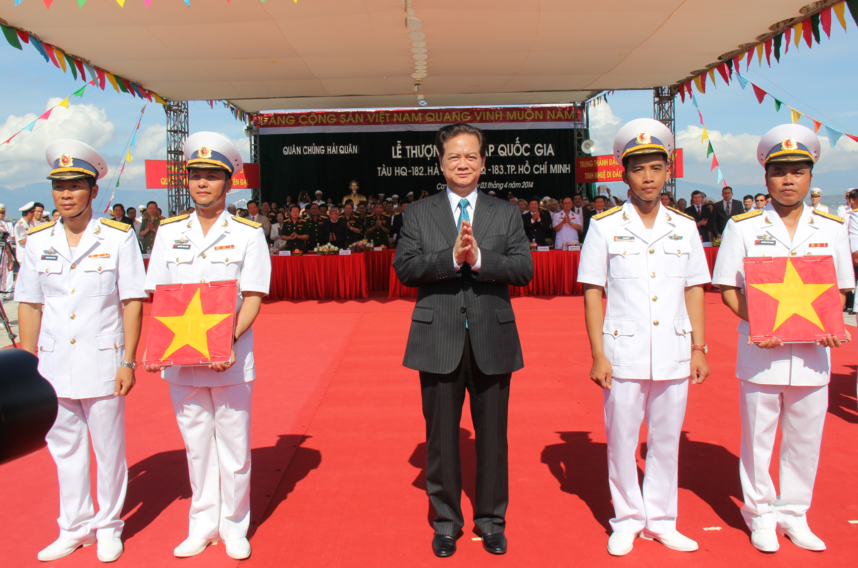 Thủ tướng Nguyễn Tấn Dũng trao quốc kỳ cho thuyền trưởng và chính trị viên 2 tàu ngầm