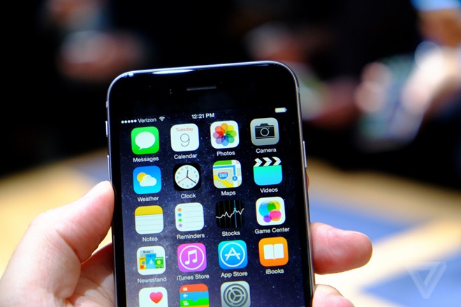 iPhone 6 cung cấp độ ph&acirc;n giải 750 x 1.334 pixel (mật độ điểm ảnh 326 ppi), trong khi đ&oacute; iPhone 6 Plus c&oacute; độ ph&acirc;n giải Full-HD 1080p. Ảnh: The Verge