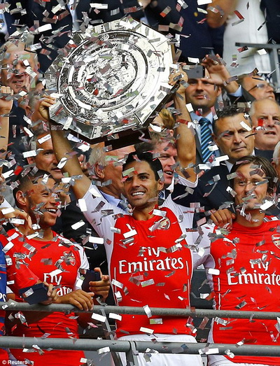 Thủ quân Mikel Arteta gương cao Siêu cúp nước Anh