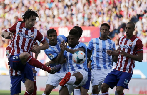Tiago (Atletico) x&ocirc;ng x&aacute;o trước h&agrave;ng thủ Malaga