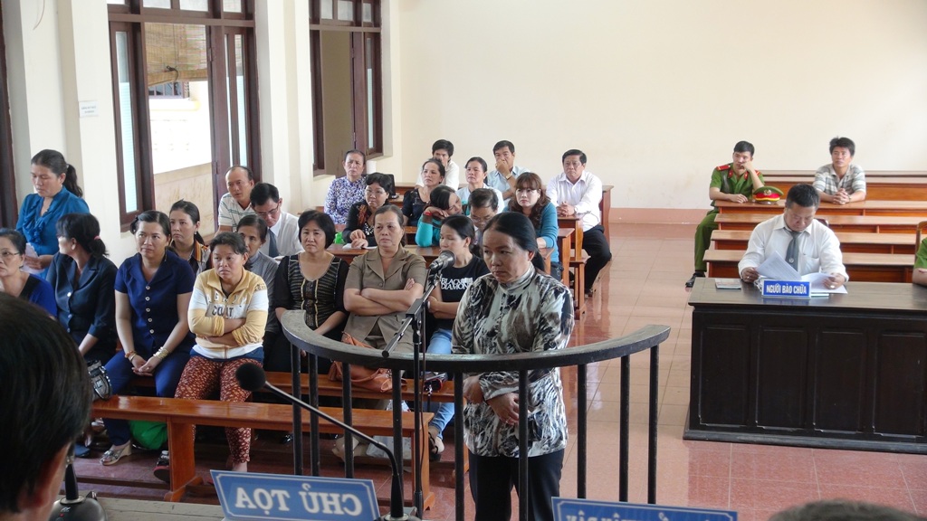 Lừa đảo 21 tỉ, vợ viện trưởng VKSND  lãnh 17 năm tù