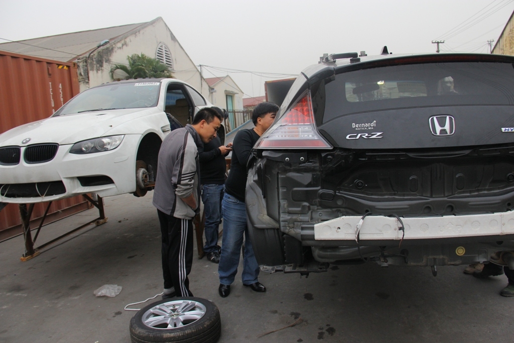 2 chiếc xế hộp hạng sang Honda CRZ v&agrave; BMW "đội lốt" l&ocirc; h&agrave;ng kim loại