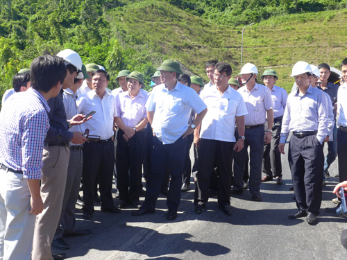 Bộ trưởng Đinh La Thăng: "Đường thế này mà thu tiền của dân à?"