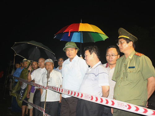 Bộ trưởng Đinh La Thăng (thứ 4 từ phải qua) c&oacute; mặt tại hiện trường ngay trong đ&ecirc;m 1-9 rạng s&aacute;ng 2-9 để trực tiếp chỉ đạo c&ocirc;ng t&aacute;c cứu hộ, cứu nạn - Ảnh: B&aacute;o GTVT