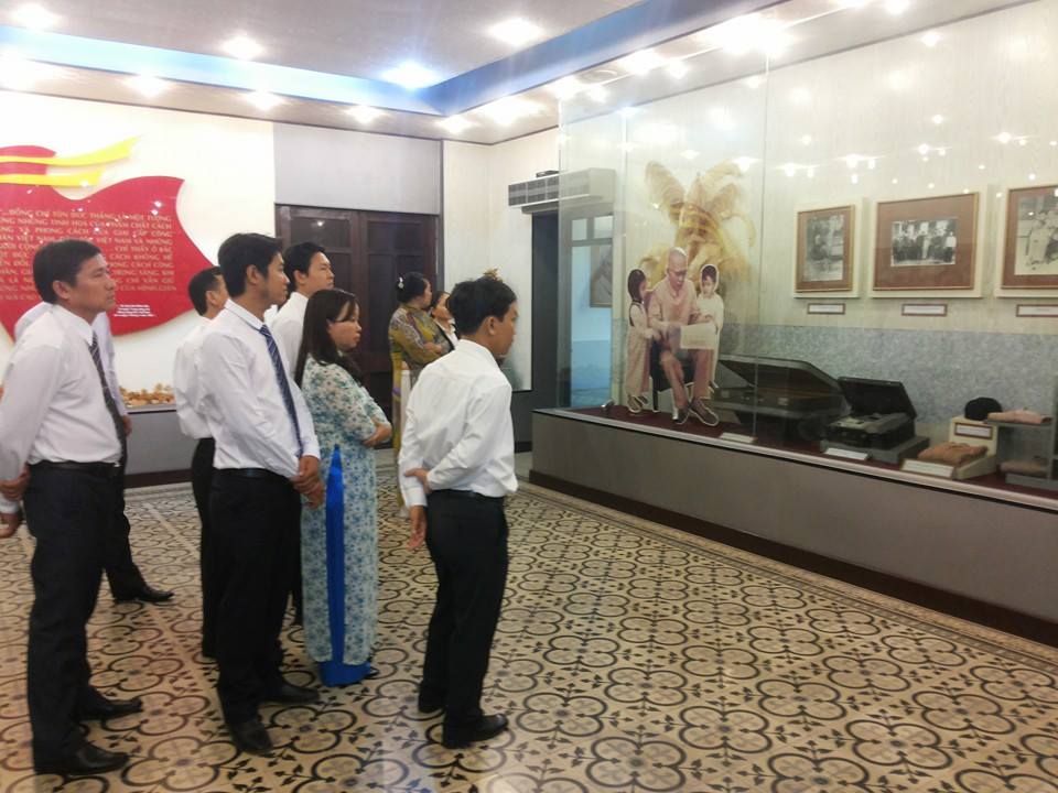 Dâng hoa tưởng nhớ Bác Tôn