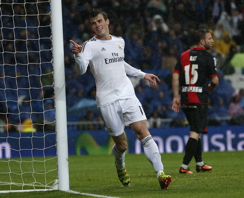 Gareth Bale lập c&ocirc;ng với một c&uacute; đ&uacute;p