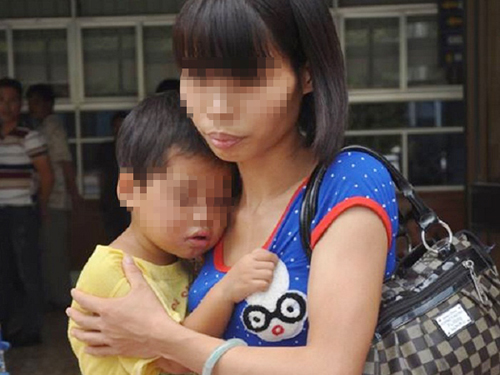 Bé gái 29 tháng tuổi bị bạo hành gãy 4 răng cửa