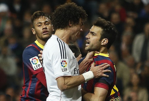 Pepe xô xát với Fabregas