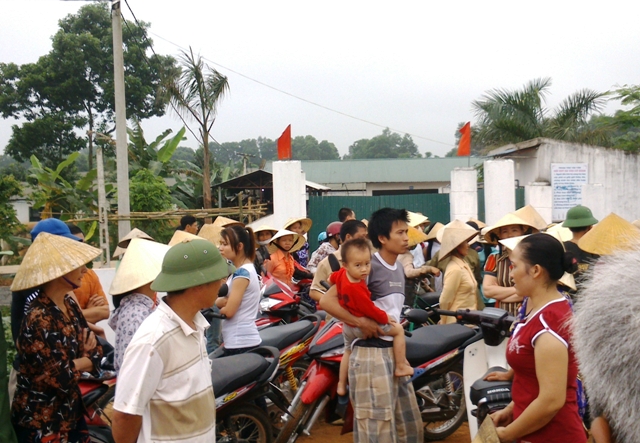 Hàng trăm người dân tiếp tục bao vây trại heo gây ô nhiễm